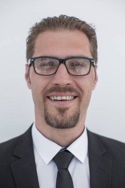 Muzaffer iş ekibi konferans odasında duruyor.