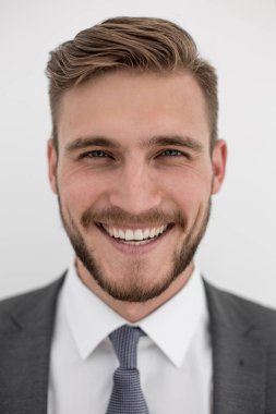 Muzaffer iş ekibi konferans odasında duruyor.