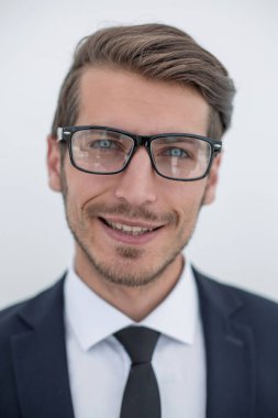 Muzaffer iş ekibi konferans odasında duruyor.