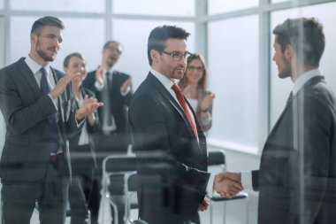 Konferans odasında el sıkışma iş ortakları toplantısı