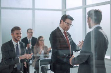 Konferans odasında el sıkışma iş ortakları toplantısı