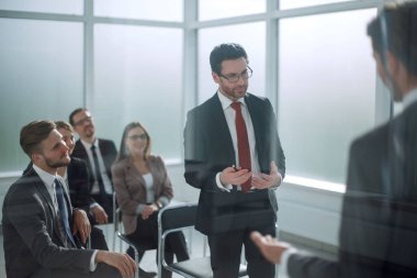 glass.the Yöneticisi bir raporu bir iş toplantısında yapar