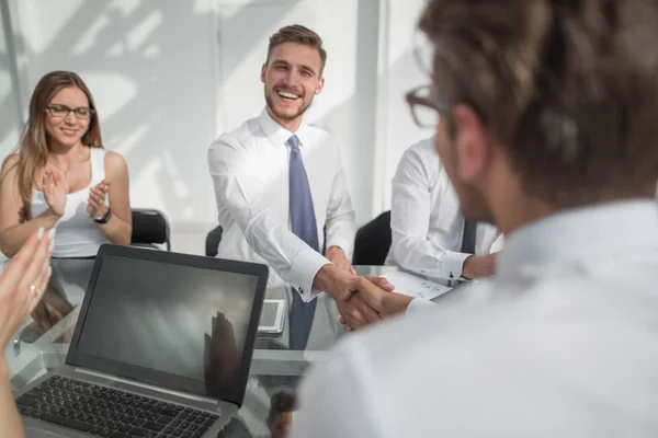 Handslag för affärsmän på ett arbete skrivbord. — Stockfoto