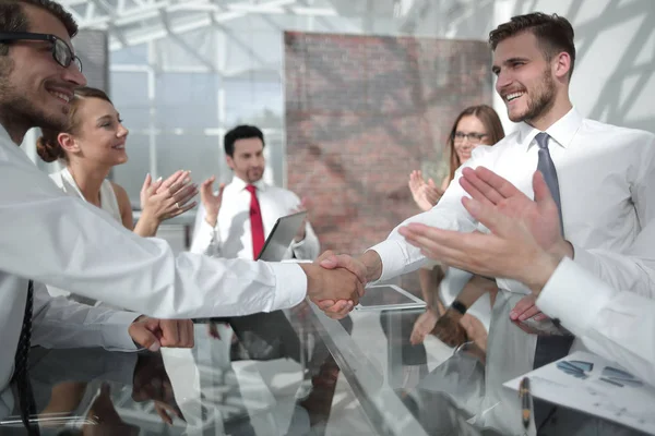 A szerződés aláírása után üzletemberek kézfogás. — Stock Fotó