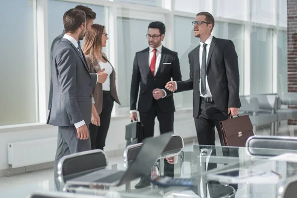 Gruppe von Geschäftsleuten im Büro. — Stockfoto