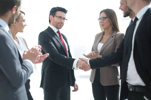 Förgrunden. handslag för affärsmän — Stockfoto