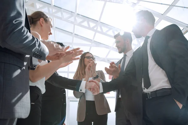 Zwei selbstbewusste Geschäftspartner per Handschlag — Stockfoto