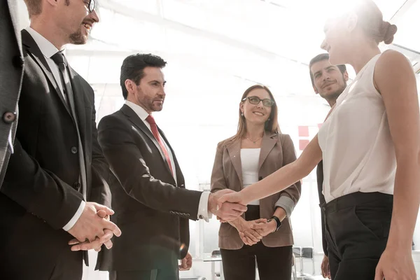 Olgun işadamı bir genç iş kadını el sallayarak