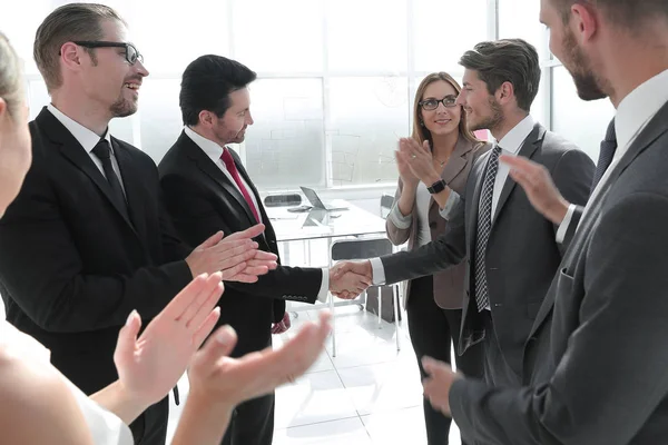 Dois parceiros de negócios apertando as mãos como acordo após a reunião — Fotografia de Stock
