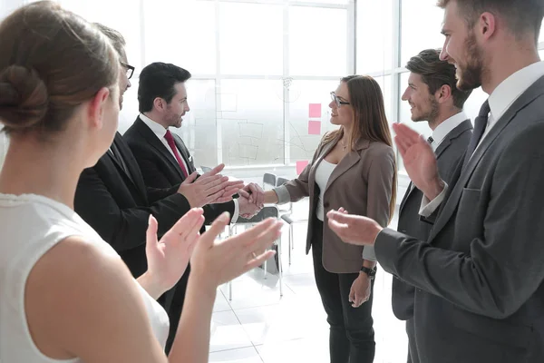 Stretta di mano partner commerciali prima di una riunione di lavoro — Foto Stock