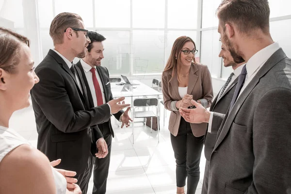 Affärskvinna pratar med affärspartners på sitt kontor — Stockfoto