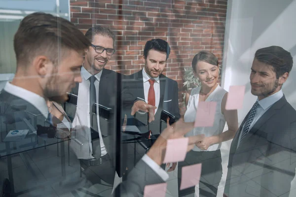 Cam Yönetim Kurulu ile ilgili notlar üzerinde gösterilen iş takım