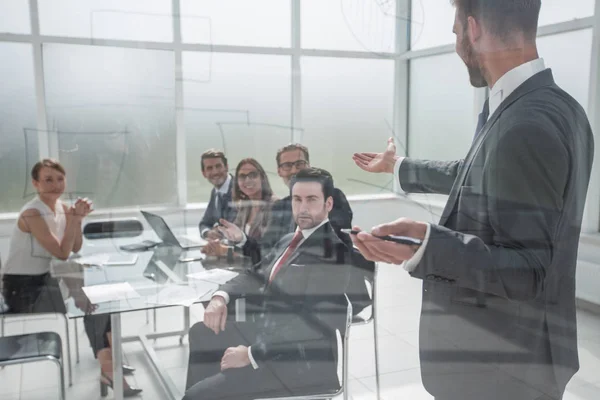 Uomo d'affari fa una presentazione di un nuovo progetto in un ufficio moderno — Foto Stock