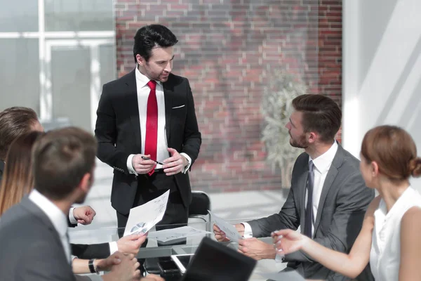 Teamet diskuterar nya affärsprojekt — Stockfoto