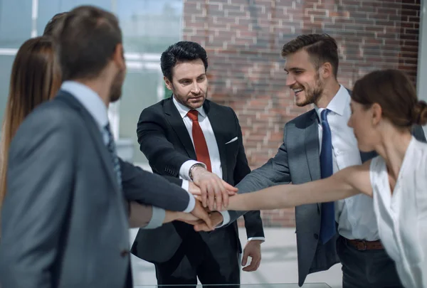 Професійна бізнес команда показує свою єдність — стокове фото