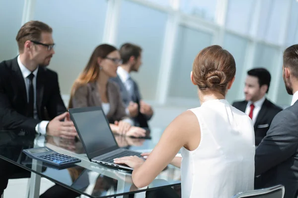 Empresário realiza uma reunião de negócios para a equipe de negócios — Fotografia de Stock