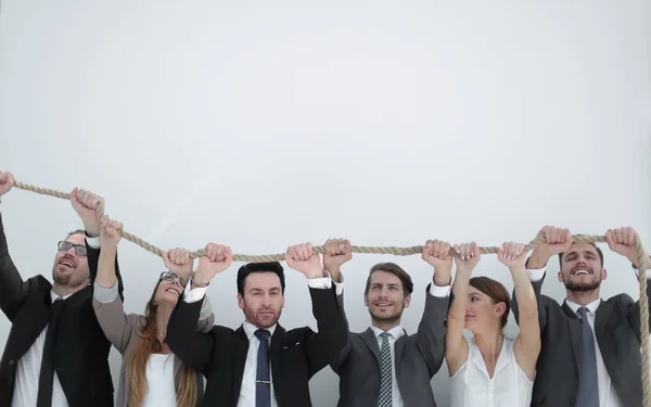 S úsměvem obchodní tým drží na silný provaz. — Stock fotografie