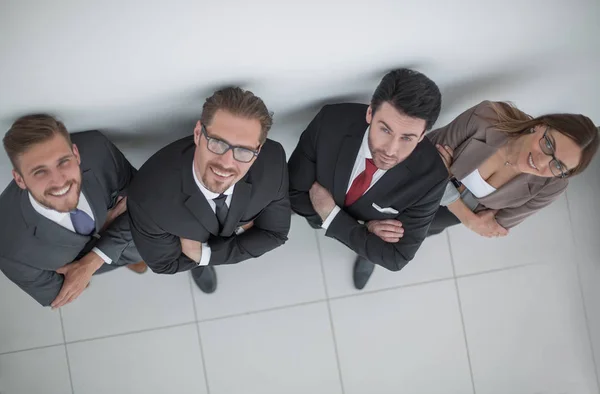 Top view.smiling business team guardando la fotocamera — Foto Stock