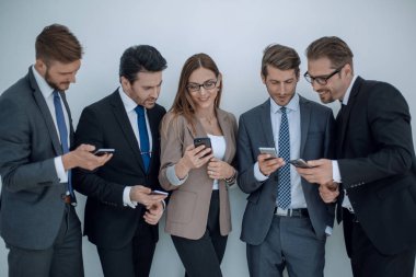 Grup iş insanların Sms okuma