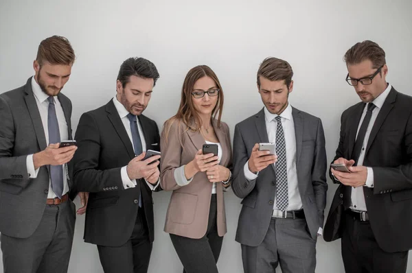 Grup iş adamları onların akıllı ekranlar seyir