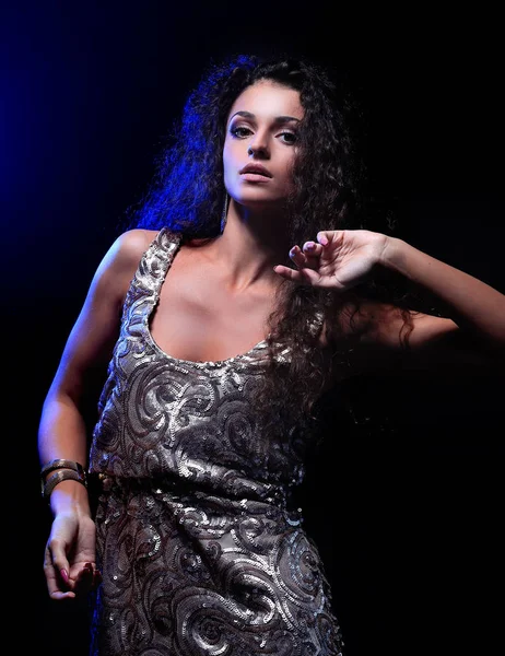 esmer kadın dans pozisyon, stüdyo koyu arka plan