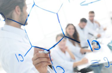 şeffaf yönetim kurulu ile görüntüleyin. bir bilim adamı bir raporu yapar.