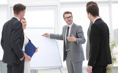 üst düzey yöneticisi yeni projenin sunumunu sağlar