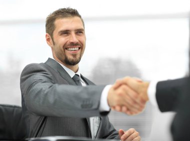 tatlı .handshake bir masa üzerine iş ortakları