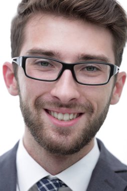 gözlük ve iş kıyafeti giyen işadamı