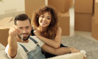 Yeni bir daire için bir anahtar ile genç Çift.