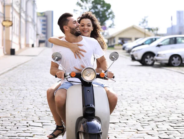 Güneşli bir günde bir şehir sürme mutlu genç Çift
