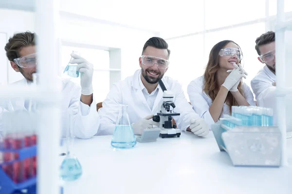 Imagen de fondo es un grupo de científicos microbiólogos. — Foto de Stock