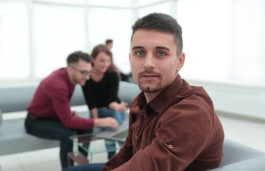 İşletme takımının arka planında çalışan