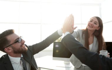 İş adamları birbirlerine beşlik çakıyor.