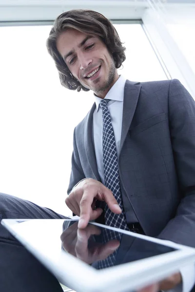 Primer plano. hombre de negocios que trabaja en Tablet PC . —  Fotos de Stock
