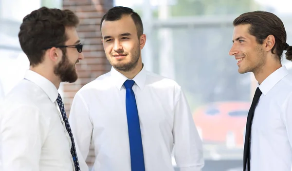 Empleados están hablando, de pie en la oficina . —  Fotos de Stock