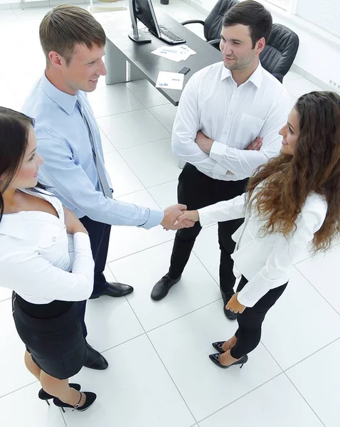 Geschäftspartner per Handschlag. Blick von oben — Stockfoto