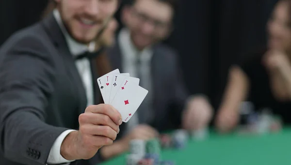 Servet Dört Aces Kavramı Bir Kombinasyonu Ile Casino Oyuncu — Stok fotoğraf