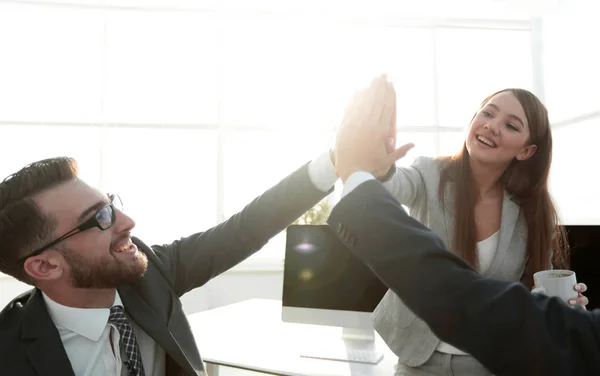 Equipo de negocios dando unos a otros un máximo de cinco — Foto de Stock