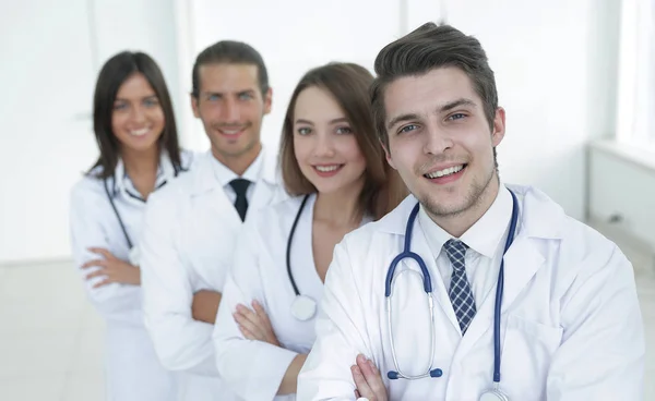 Retrato de confiante grupo feliz de médicos — Fotografia de Stock