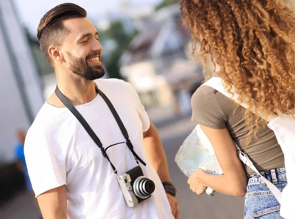 Genç çift mutlu görünürken bir rehbere bakıyor.