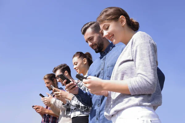 Junge Leute Suchen Mit Smartphones Nach Netzwerk Foto Mit Kopierraum — Stockfoto