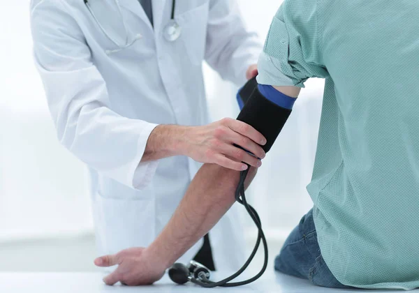 Doctor and patient measuring blood pressure — Stock Photo, Image