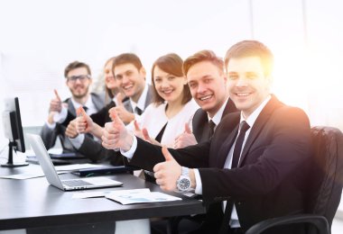 business.close-örme iş ekibi başparmak tutarak başarı