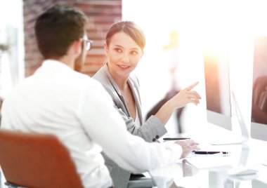 Ofis çalışanları mevcut sorunları tartışmak