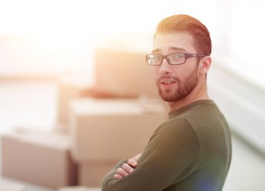 yakışıklı adam yeni evde ayakta