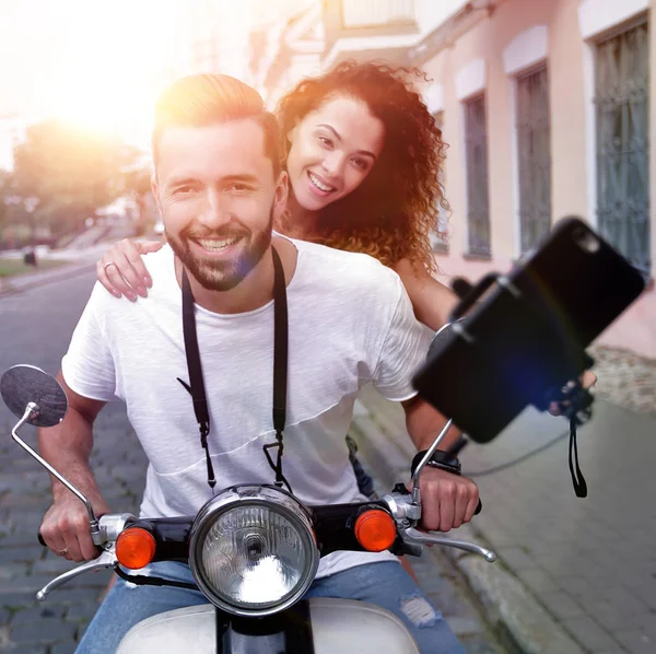 Pareja feliz viajando en motocicleta. Concepto de viaje — Foto de Stock