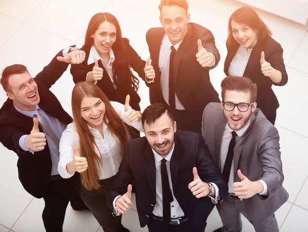 Odnoszący sukcesy zespół biznesowy podnoszący kciuki — Zdjęcie stockowe