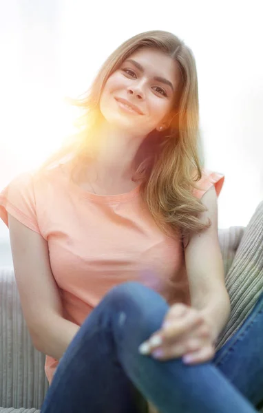 Glückliches junges Paar überprüft Fotos mit der Kamera sitzend — Stockfoto