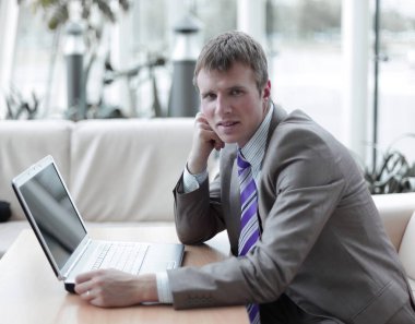 Genç çalışan bilgisayar monitörü gün içinde arıyorum